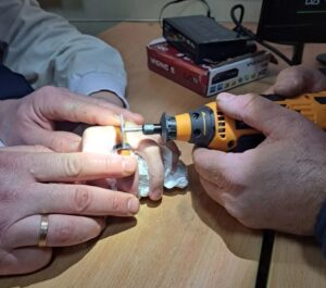 В Астрахани спасатели освободили девочку от кольца-капкана