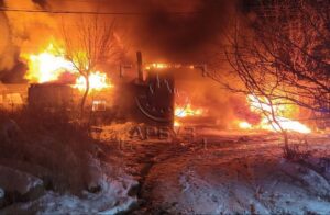 В частном секторе за «Лентой» в Астрахани крупный пожар