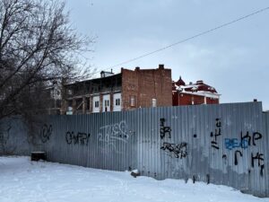 Администрация Астрахани требует остановить строительство нового ЖК на пустыре