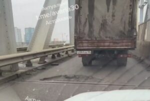 На Старом мосту появилась и растет новая яма