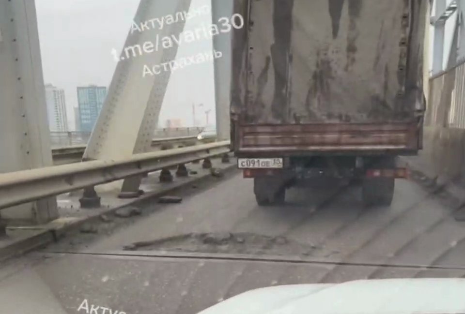 На Старом мосту появилась и растет новая яма