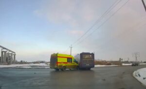 В Астрахани столкновение реанимобиля и синего автобуса попало на видео