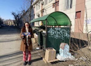 Прорывы труб, «дырявые» дороги и открытые люки. Астраханцы жалуются в ЛДПР