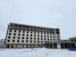 Достраивание недостроенной гостиницы за спорткомплексом «Звездный» снова остановилось