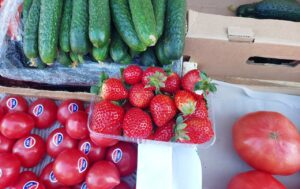 В Астрахани начали продавать клубнику: почем, откуда ее привезли и когда пойдет местная
