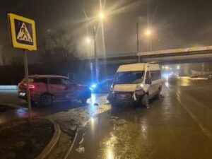 Пассажирку маршрутки увезли в больницу после аварии на Богдана Хмельницкого