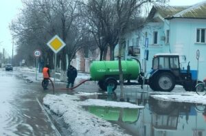 Таяние снега привело к затоплению улиц в Знаменске