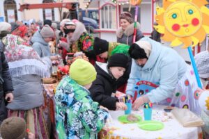 Астраханцев массово кормили блинами на площади Ленина