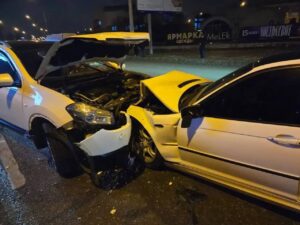 На Николая Островского в Астрахани столкнулись две иномарки, пострадал ребенок