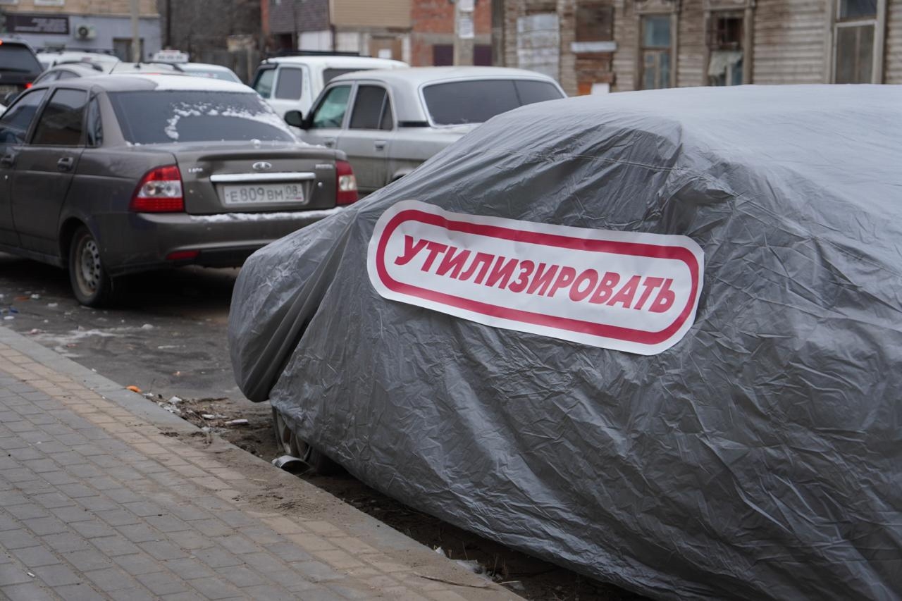 Астраханский депутат вышел на борьбу с припаркованным автохламом