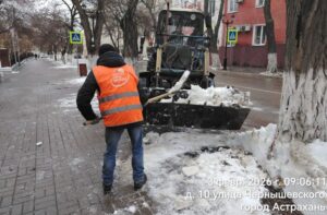 Тонны соли и песка: в Астрахани усилили борьбу с наледью на тротуарах