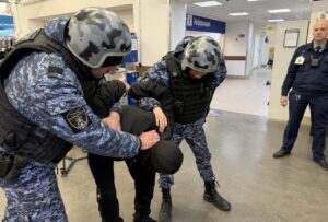 В Астрахани в супермаркете задержали агрессивного мужчину, его искали по всей стране