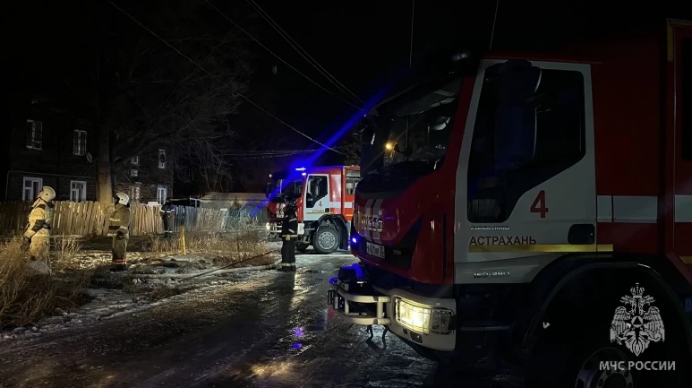 В Астрахани произошел сильный пожар в многоквартирном доме