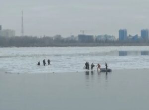 В Астрахани оторвалась льдина с семью рыбаками и начала дрейфовать