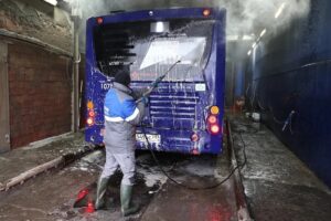 В Астрахани снова начали мыть автобусы, заверили в автобусном парке