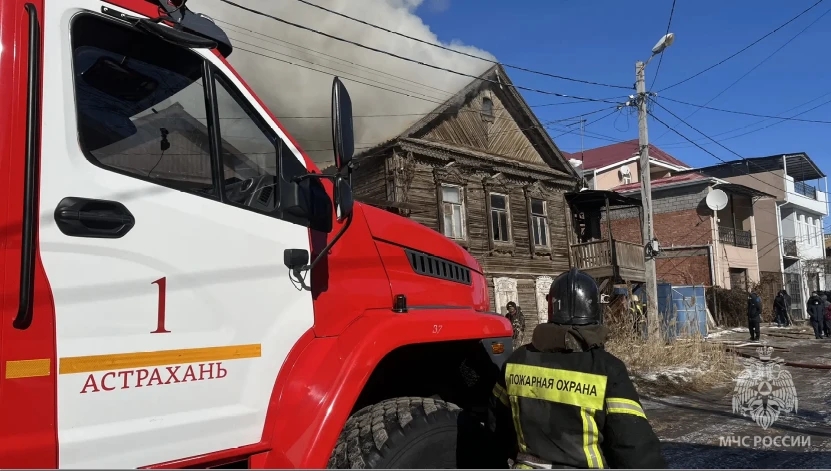 В Астрахани в жилом доме произошел крупный пожар, есть погибшая и пострадавший