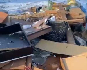 На окраине Астрахани могильный крест с кучей мусора выбросили на дорогу