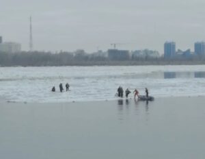 В Астрахани оторвалась льдина с семью рыбаками и начала дрейфовать