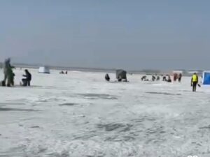 В Астраханской области рыбаки массово вышли на лед, к ним пришел «южный» бизнес