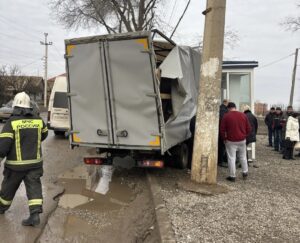 В Астрахани грузовик въехал в остановку рядом с поликлиникой и сбил человека
