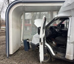 В Астрахани грузовик въехал в остановку рядом с поликлиникой и сбил человека