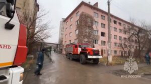 В Астрахани загорелось многострадальное бывшее общежитие