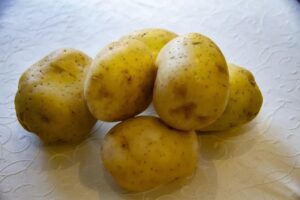 В астраханском картофеле нашли превышение опасного для пчел пестицида