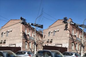 С крыши старинного дома в центре Астрахани свисал опасный кусок кровли