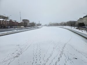 В Астрахани массово ловят детей, гуляющих по слабо замершим водоемам