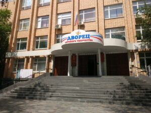 Дворец детского творчества в Астрахани перестал работать, родители бьют тревогу