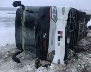 Возле Ипатово выскочил с дороги и свалился набок автобус Севастополь — Астрахань с пассажирами