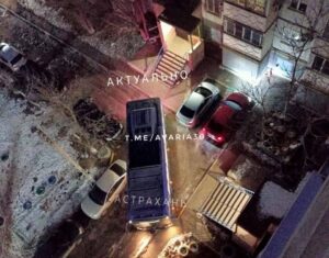 Автобусы едут через дворы и застревают во льдах из-за текущей трубы на Ширяева