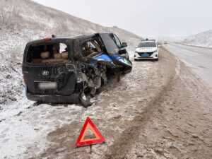 Ехавший в Астрахань минивэн с юными спортсменами опрокинулся в Ставрополье