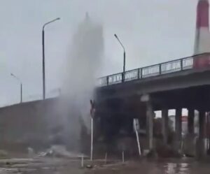 Под Мясокомбинатским мостом забил высокий фонтан, его сняли на видео