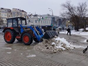 В Астрахани расчищают улицы от снега и талой воды