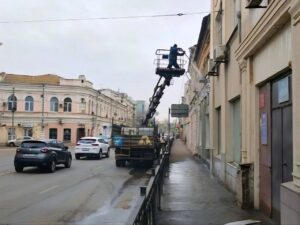 В Астрахани моют здания
