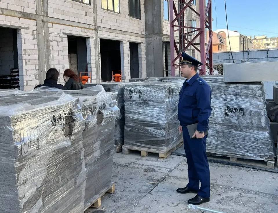 В Астрахани мужчина упал с 19 этажа строящегося ЖК