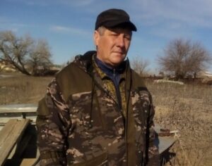 Водитель школьного автобуса из астраханского села спас провалившегося под лед мужчину