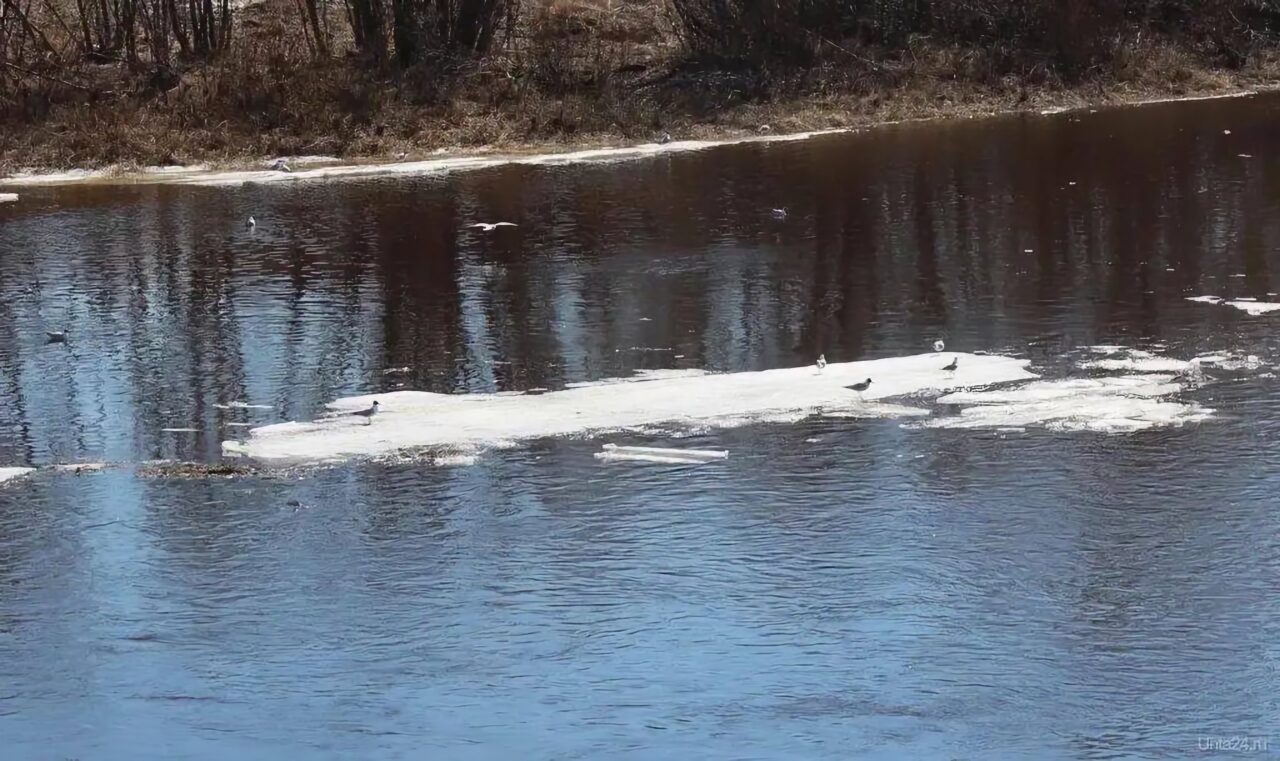 Астраханец врезался в льдину на лодке и получил тяжелые травмы