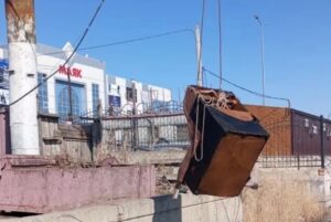 Астраханцы выбрасывают в городские каналы мебель, коляски и одежду