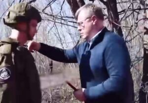 Игорь Бабушкин вручил медали астраханским бойцам прямо на фронте