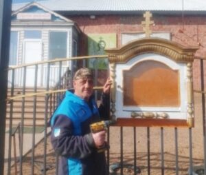 Работа для души: астраханец создает для храма уникальные деревянные изделия