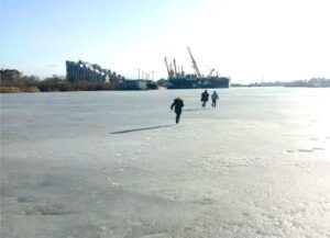 В Астрахани дети устроили опасные игры, пришлось вызывать спасателей