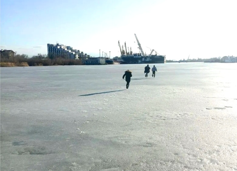 В Астрахани дети устроили опасные игры, пришлось вызывать спасателей