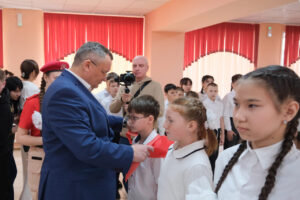 Игорь Мартынов повязал галстуки новым участникам Движения Первых в Камызяке
