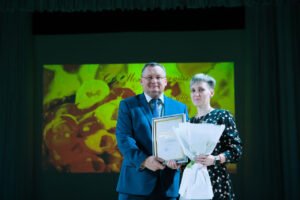 Игорь Мартынов поздравил жительниц Камызякского района с Восьмым марта