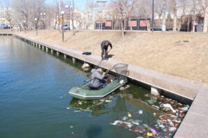 Неприглядная картина: астраханцы закидали мусором Лебединое озеро