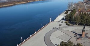 Большой разлив нефтепродуктов замечен на Волге в Астрахани