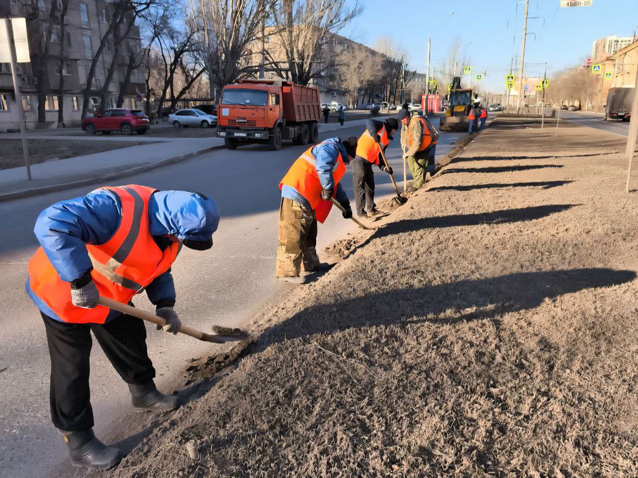 В Астрахани коммунальщики наводят порядок