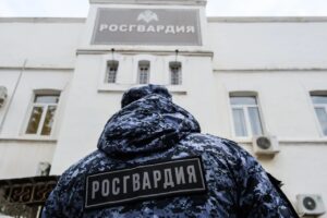 Под Астраханью случайно задержали мужчину, его искали по всей стране: плывший по волнам